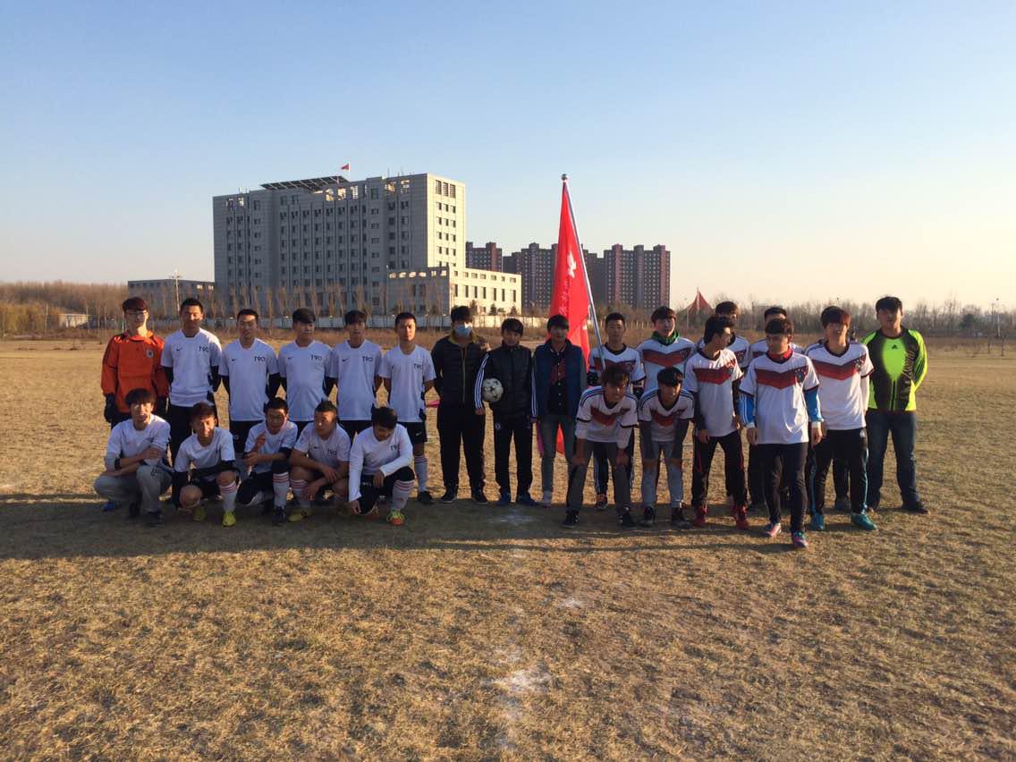 图为学院足球比赛