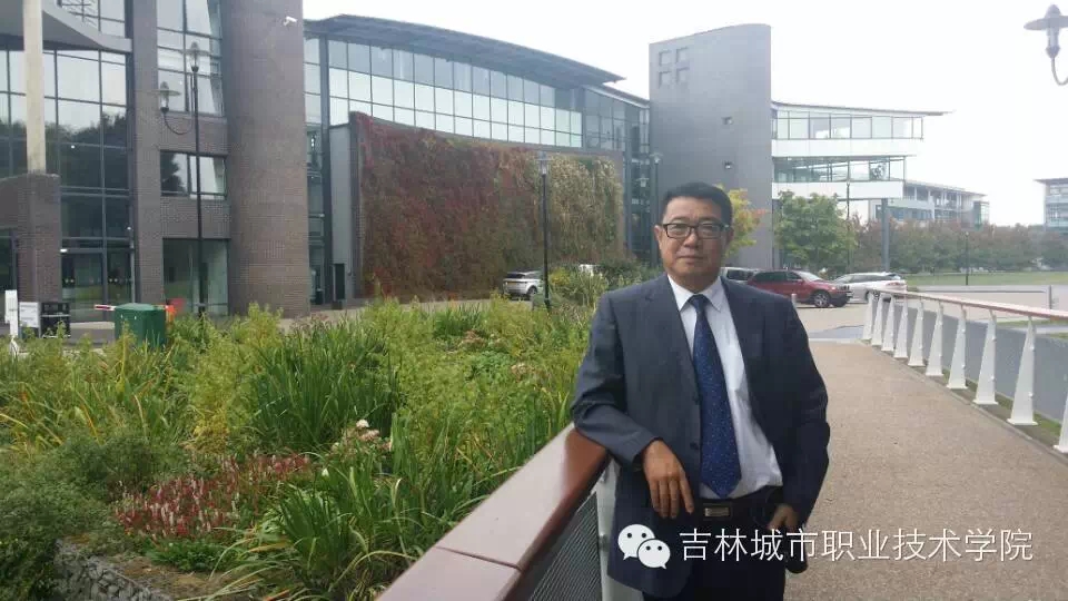 图为吉林城市职业技术学院董事长孙进在英国华威大学